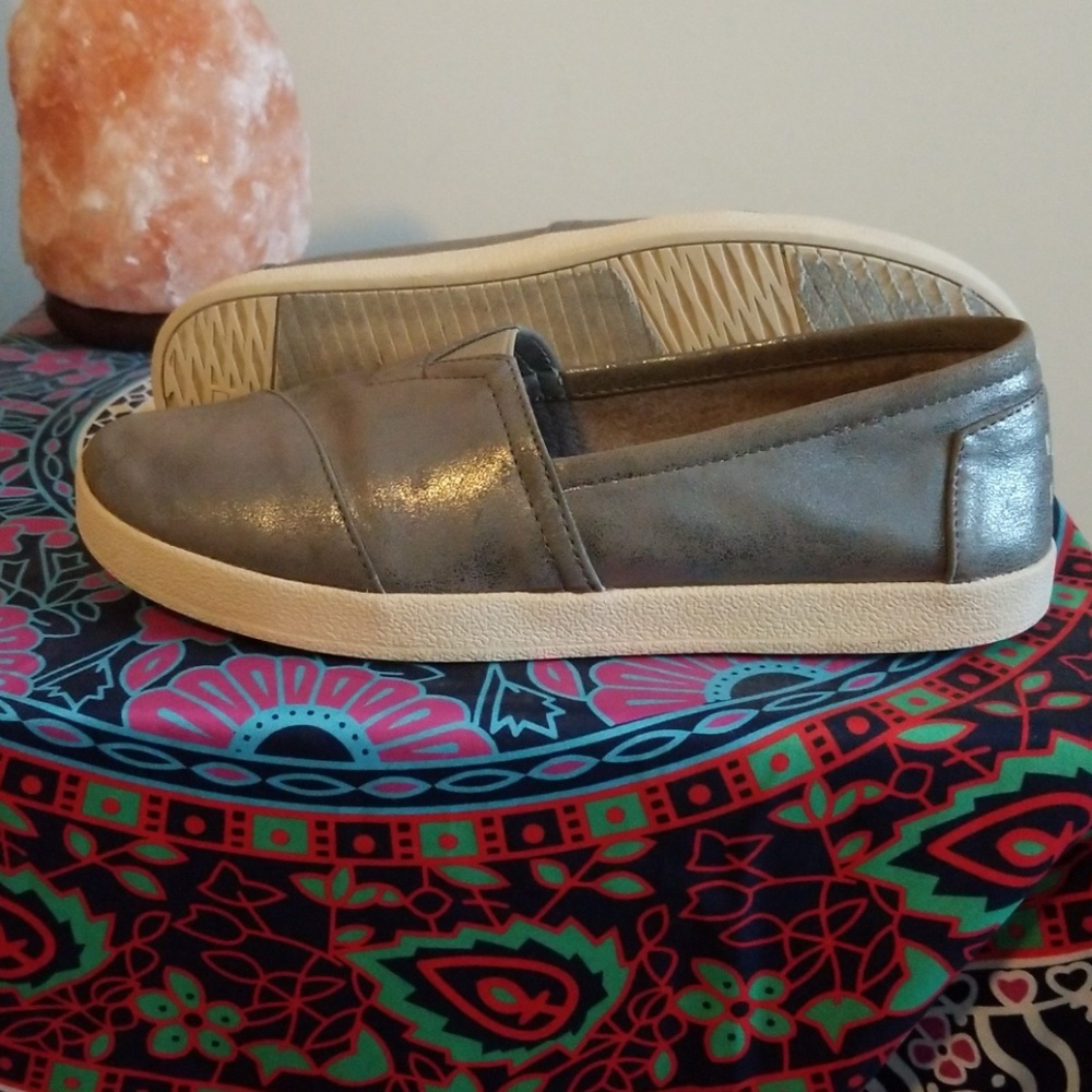 Tom's slip on sneakers